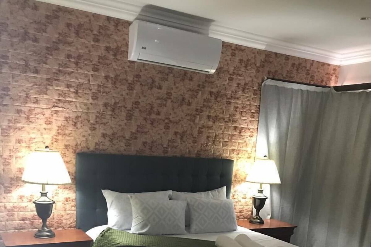 In-room safe, free WiFi, bed sheets