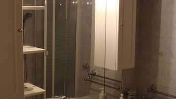 Een douche, een haardroger, een bidet, handdoeken