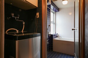 Apartamento | Banheiro | Banheira e chuveiro separados, banheira de imersão