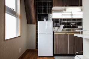 Apartment | Private kitchenette | Fridge, microwave, stovetop, cookware/dishes/utensils