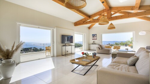 CENTRAL and Renovated. PANORAMIC SEA VIEWS. Garden