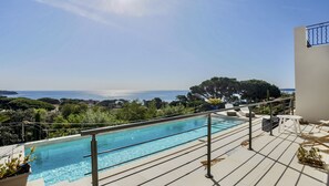 A rooftop pool with a view of the sea and trees. - CENTRAL and Renovated. PANORAMIC SEA VIEWS. Garden (Sainte-Maxime)