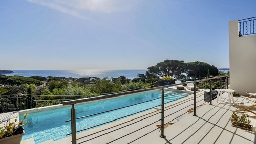 CENTRAL and Renovated. PANORAMIC SEA VIEWS. Garden