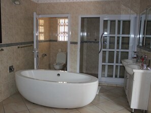 Honeymoon Studio Suite | Bathroom | Towels, soap, shampoo, toilet paper - Romans Rest Guest House (Merafong City)