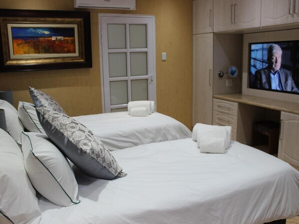 Phòng 2 giường đơn Deluxe | Bộ đồ giường cao cấp, nệm Select Comfort, két bảo mật tại phòng