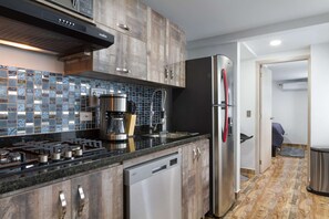 Kühlschrank, Mikrowelle, Wasserkocher mit Kaffee-/Teezubehör, Toaster