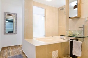 Douche, baignoire à jets, serviettes fournies