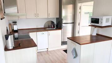 Frigorífico, placa de cocina, lavavajillas y cafetera o tetera