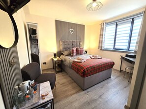 Escritorio, sistema de insonorización y tabla de planchar con plancha