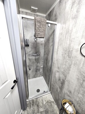 Double Room, 1 Double Bed | Bathroom | Shower, rainfall showerhead, free toiletries, hair dryer - Birchbank Guest House (Roybridge)