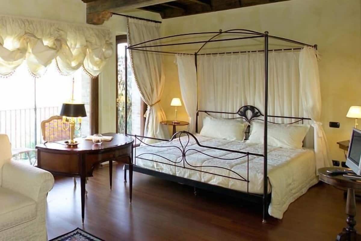 Honeymoon Double Room, Jetted Tub