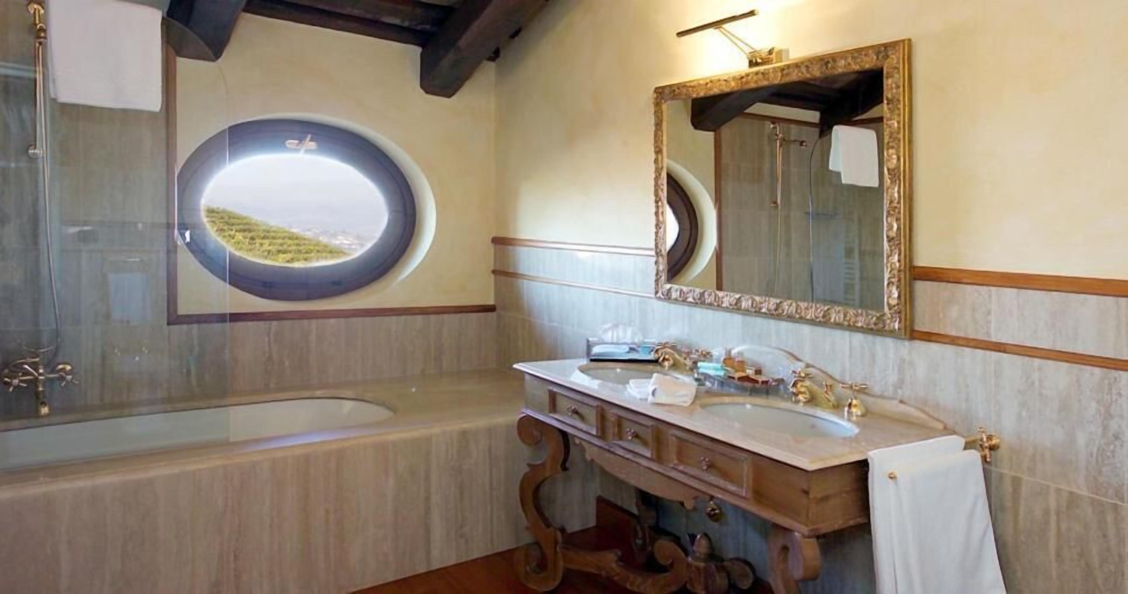 Junior Suite | Bagno | Set di cortesia gratuito, asciugacapelli, pantofole, bidet
