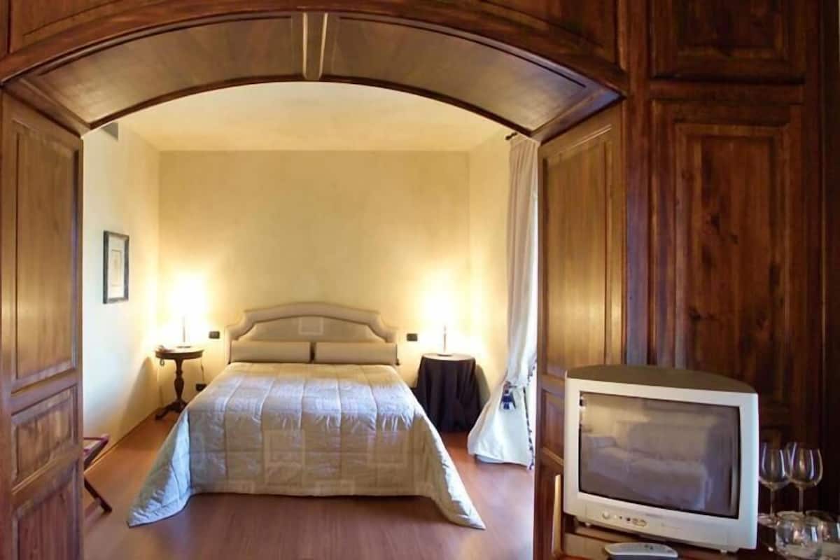 Romantic Double Room, Garden View | In-room safe, desk, laptop workspace, blackout curtains