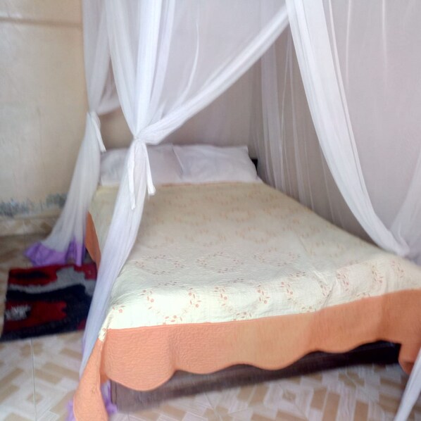 Single Room | Desk, bed sheets