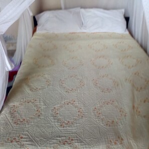 Single Room | Meja, cadar katil 