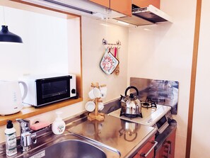 Apartamento (202) | Cozinha privada | Geladeira, micro-ondas, cooktop, cadeirão de bebê