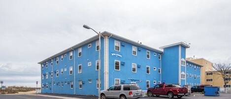 Un edifici blau amb moltes finestres i un cartell que diu "WIND JAMAICA".