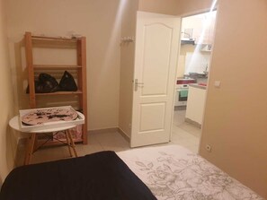 1 chambre, fer et planche à repasser, Wi-Fi, draps fournis