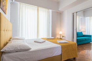 4 bedrooms, iron/ironing board, WiFi, bed sheets