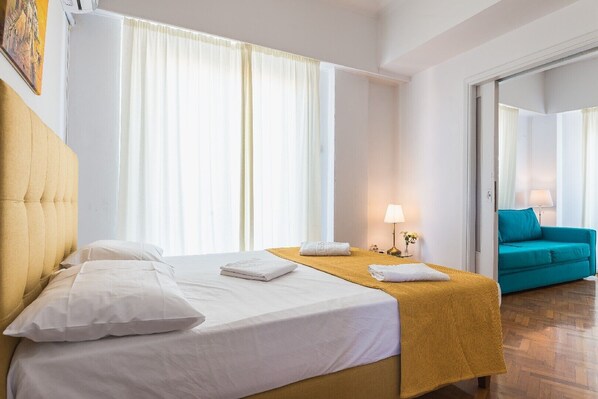 4 bedrooms, iron/ironing board, WiFi, bed sheets