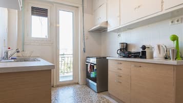 Kühlschrank, Ofen, Herdplatte, Wasserkocher mit Kaffee-/Teezubehör