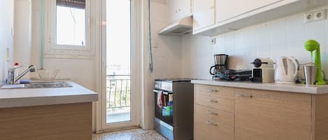 Kühlschrank, Ofen, Herdplatte, Wasserkocher mit Kaffee-/Teezubehör