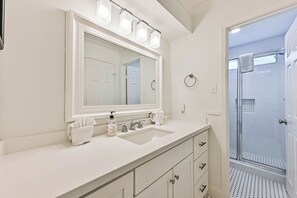 Ensemble douche/baignoire, sèche-cheveux, serviettes fournies