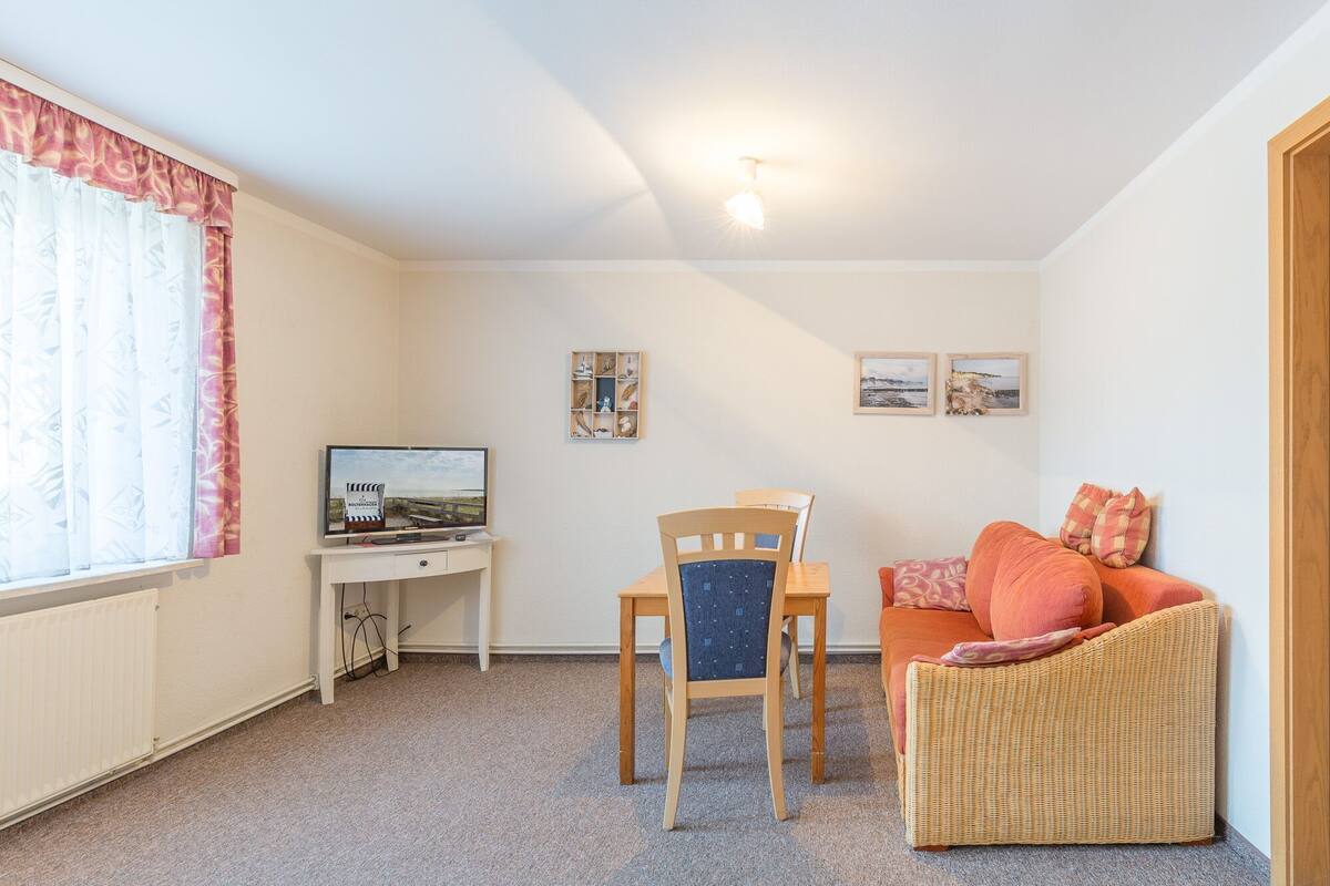 Standard Studio (EG, incl. 70 EUR cleaning fee) | Living area | Flat-screen TV