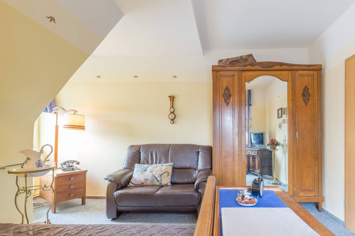 Standard Studio (Historische Wohnung) | Living area | Flat-screen TV