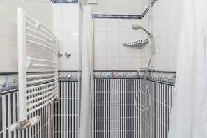 Estúdio básico (Erkerzimmer,incl. 70 EUR cleaning fee) | Banheiro | Papel higiênico 