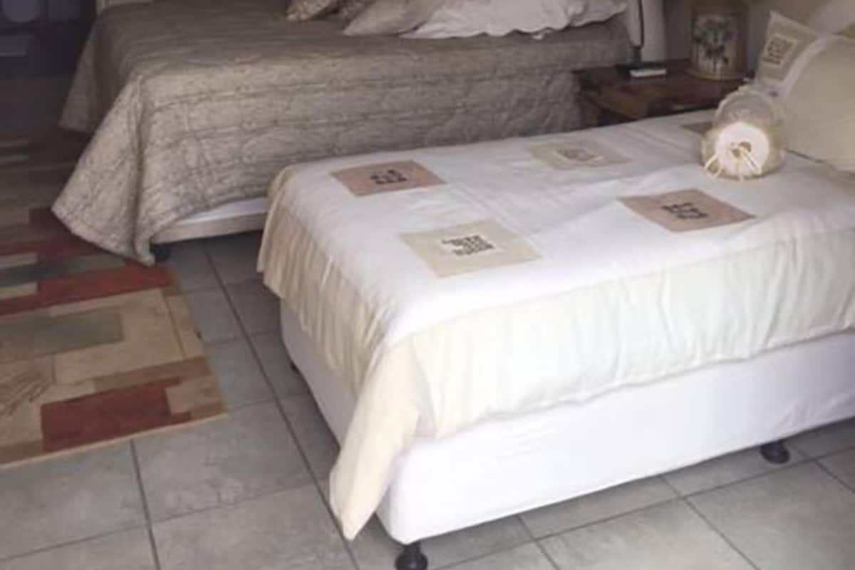 Twin Room, Shared Bathroom | Desk, laptop workspace, free WiFi, bed sheets