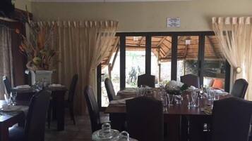 فطور إنجليزي يوميًا بتكلفة قدرها (120 ZAR للشخص)