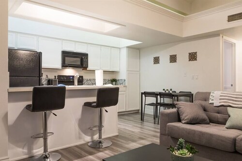 Cozy condo near MCC, pool, covered parking