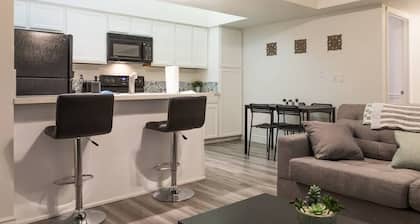 Cozy condo near MCC, pool, covered parking