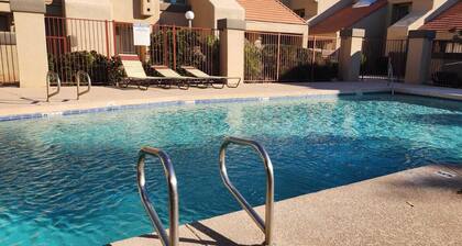Cozy condo near MCC, pool, BBQ, covered parking