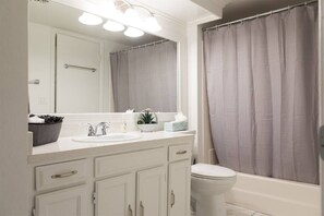 Baignoire, articles de toilette gratuits, sèche-cheveux