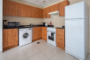 Oven, stovetop, cookware/dishes/utensils, dining tables