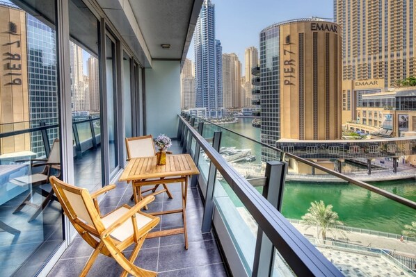 Balcony - Gorgeous 2BR With Breathtaking Dubai Marina Views! (Dubai)