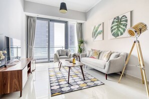 TV - Gorgeous 2BR With Breathtaking Dubai Marina Views! (Dubai)
