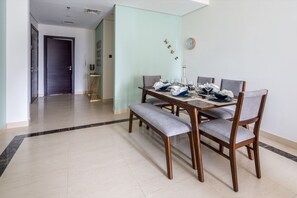 Oven, stovetop, dishwasher, high chair - High-end & Stylish 3BR Apartment in Downtown Dubai (Dubai)