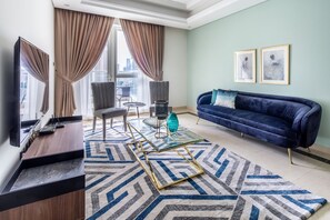 TV - High-end & Stylish 3BR Apartment in Downtown Dubai (Dubai)