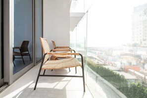 Balcony - 1BR Apt On Palm Jumeirah, Where the Beach Is Your Backyard (Dubai)