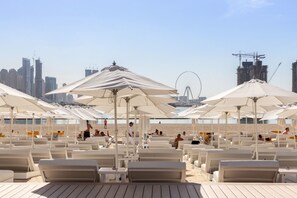 Una piscina al aire libre, una piscina infinita