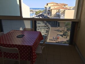 Dining - One-Bedroom Apartment with Cabin 150m to Beach, Canal View (Sète)