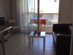 TV - One-Bedroom Apartment with Cabin 150m to Beach, Canal View (Sète)