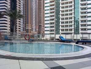 Outdoor pool - Grand 3BR in Dubai Marina's Majestic Skyscraper! (Dubai)
