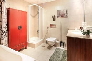 Bathtub, towels, soap, shampoo - Stylish 1BR in Dubai Marina! Sleeps 3! (Dubai)