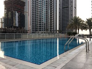 Outdoor pool - Stylish 1BR in Dubai Marina! Sleeps 3! (Dubai)