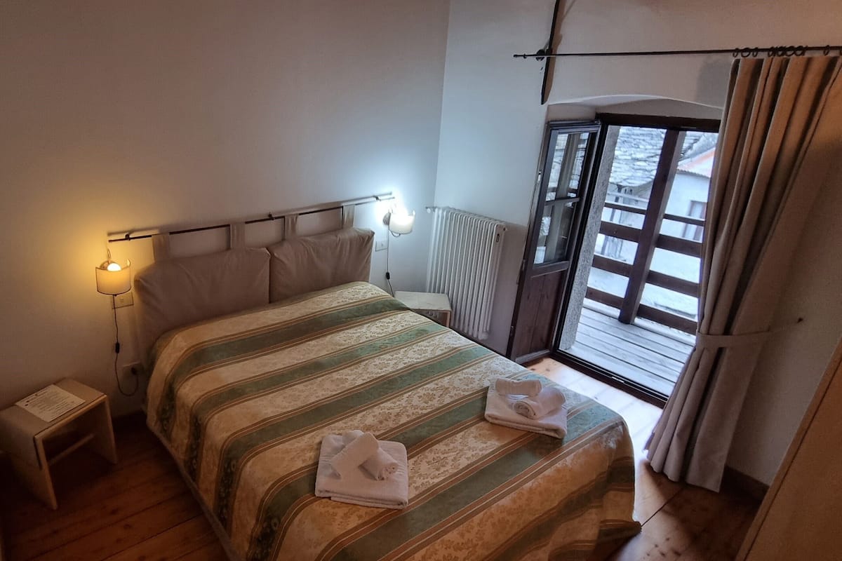 Deluxe dubbelrum eller tvÄbÀddsrum - balkong | 1 sovrum, mörklÀggningsgardiner, gratis wi-fi och sÀngklÀder