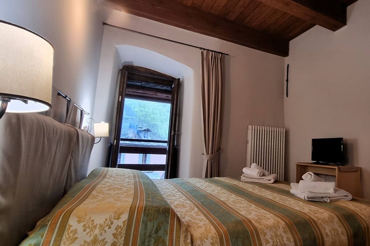 Deluxe dubbelrum eller tvÄbÀddsrum - balkong | 1 sovrum, mörklÀggningsgardiner, gratis wi-fi och sÀngklÀder